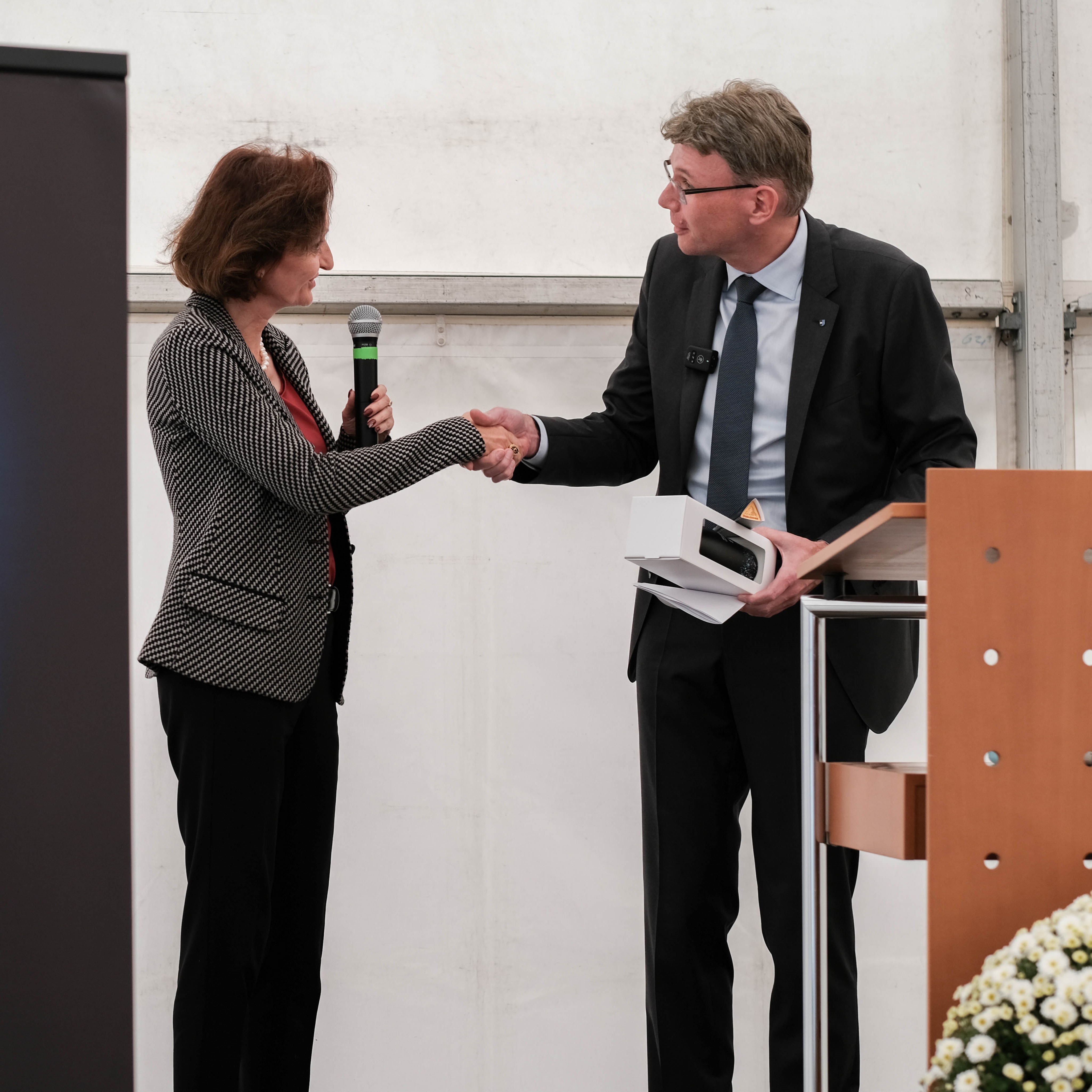 Regierungsrat Dieter Egli visits CARBOGEN AMCIS in Hunzenschwil